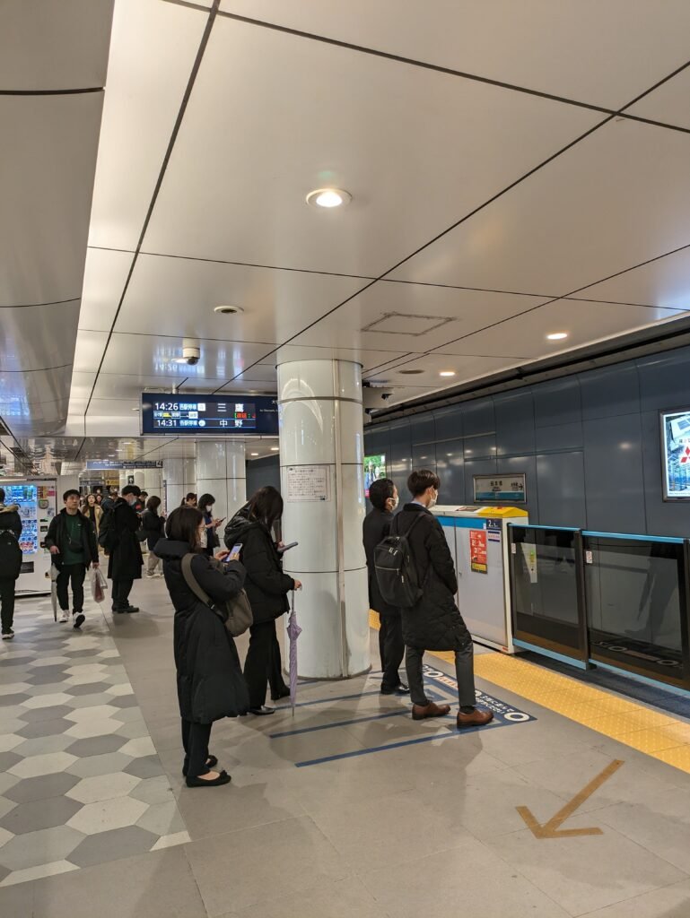 Fila in metro Giappone