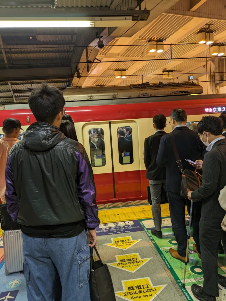 Fila in metro Giappone