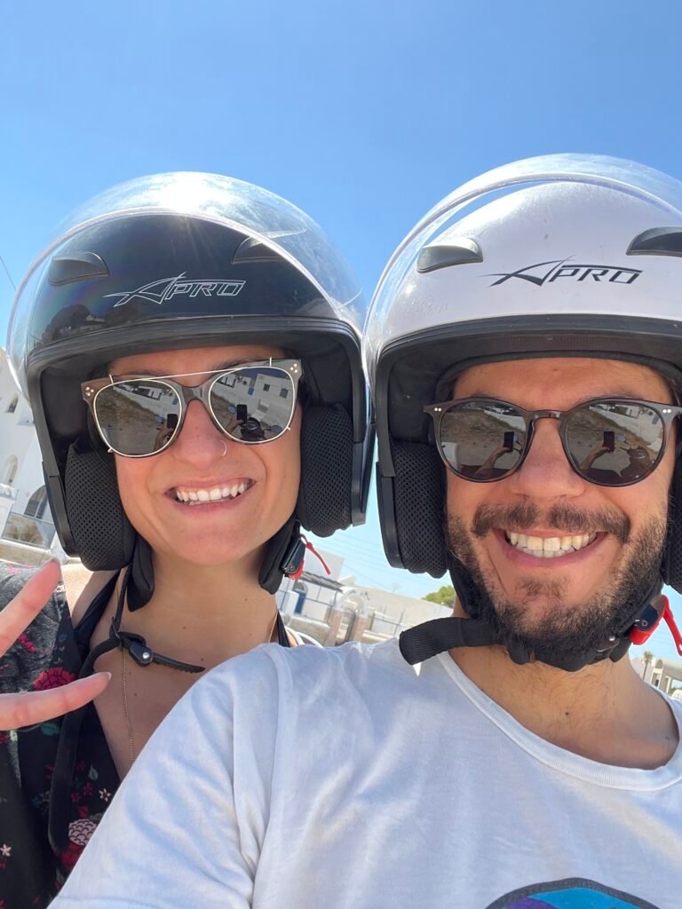 irene e luca sul motorini, santorini