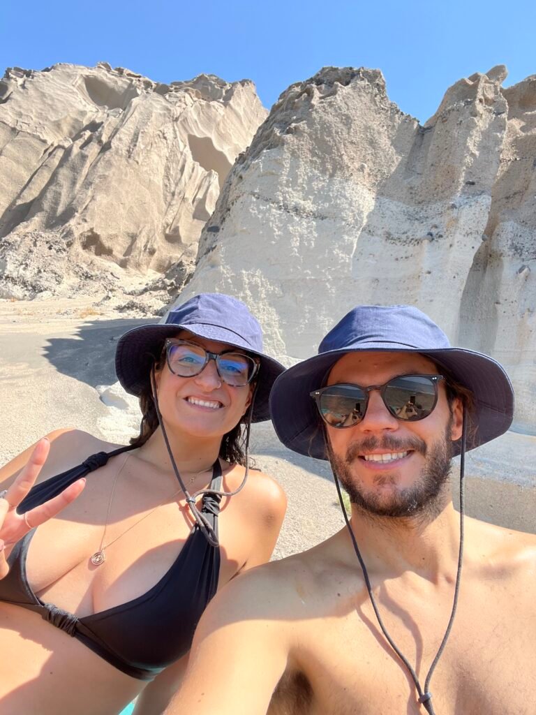 uomo e donna con cappellini al mare