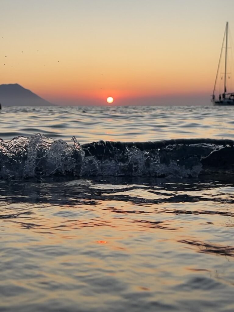 tramonto e mare Spiaggia di Plathiena milos