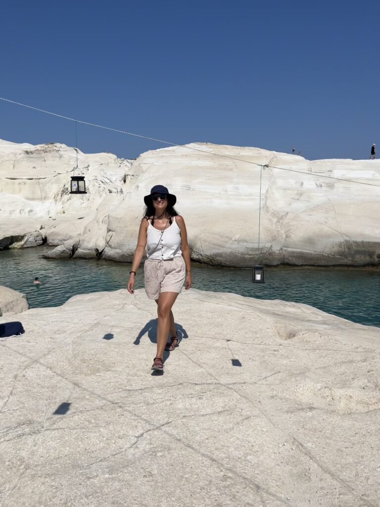 donna a Sarakiniko, milos