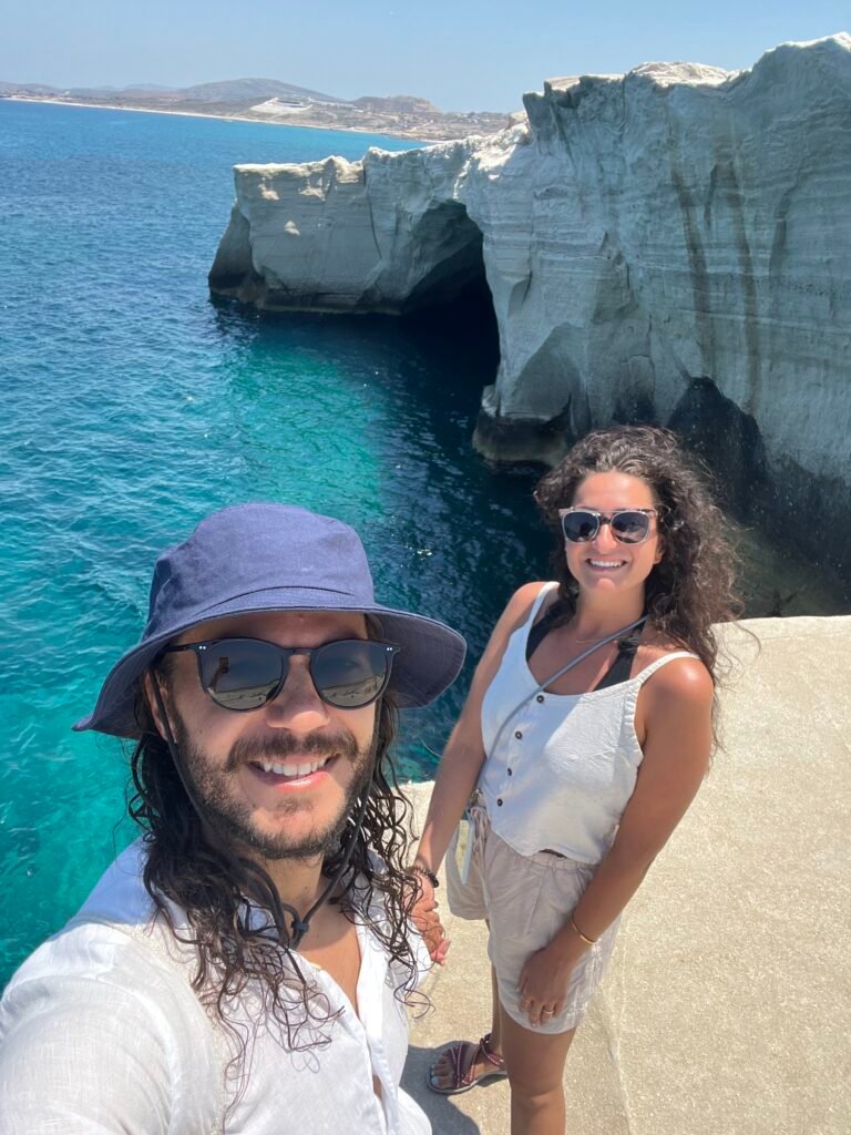 uomo e donna a Sarakiniko, milos