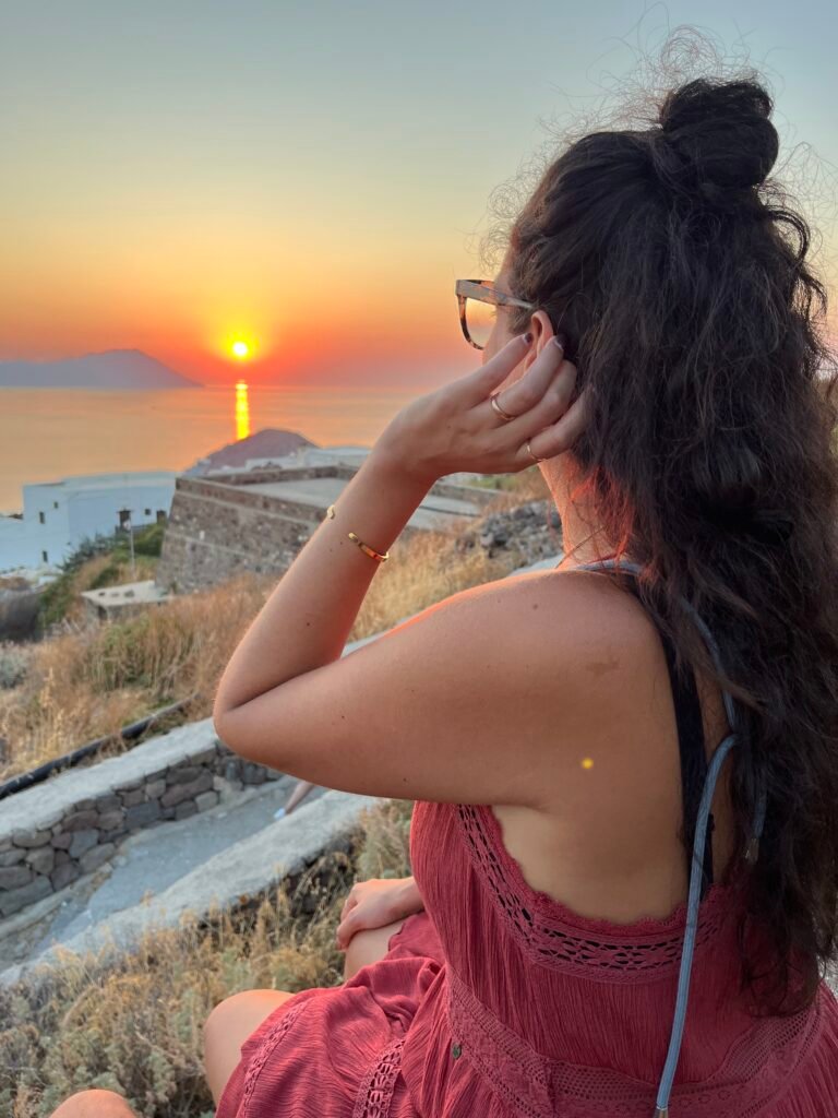 donna al tramonto a Plaka, milos