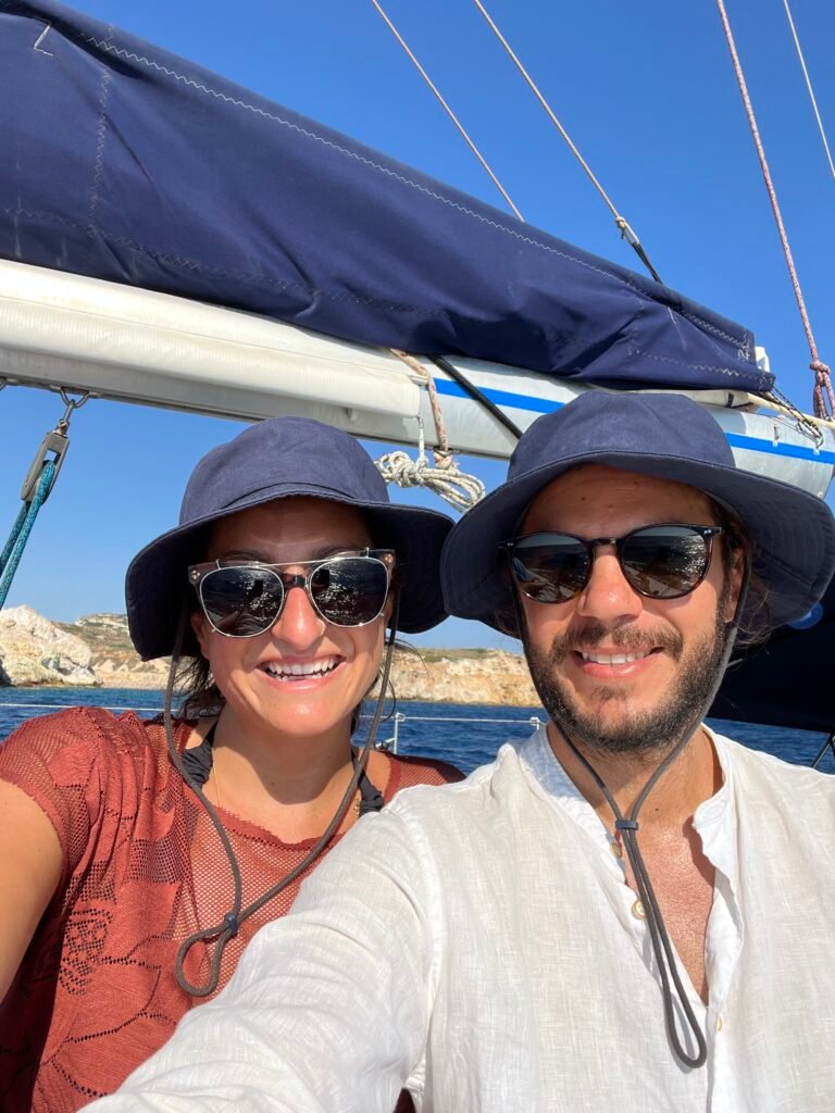 uomo e donna in gita in barca a vela kleftiko, milos
