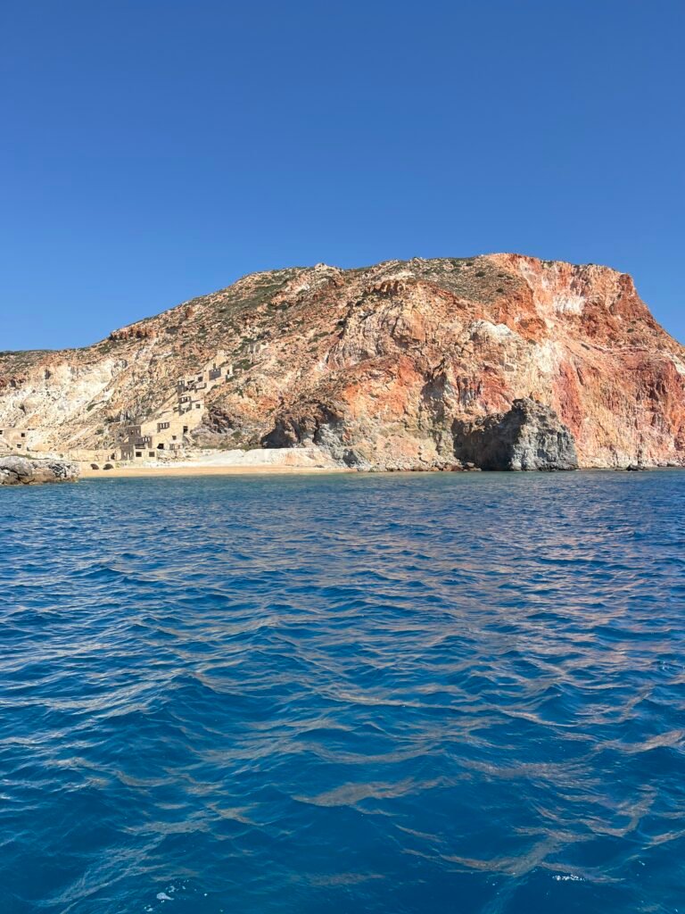 rocce rosse e mare. vista da gita in barca a vela kleftiko, milos