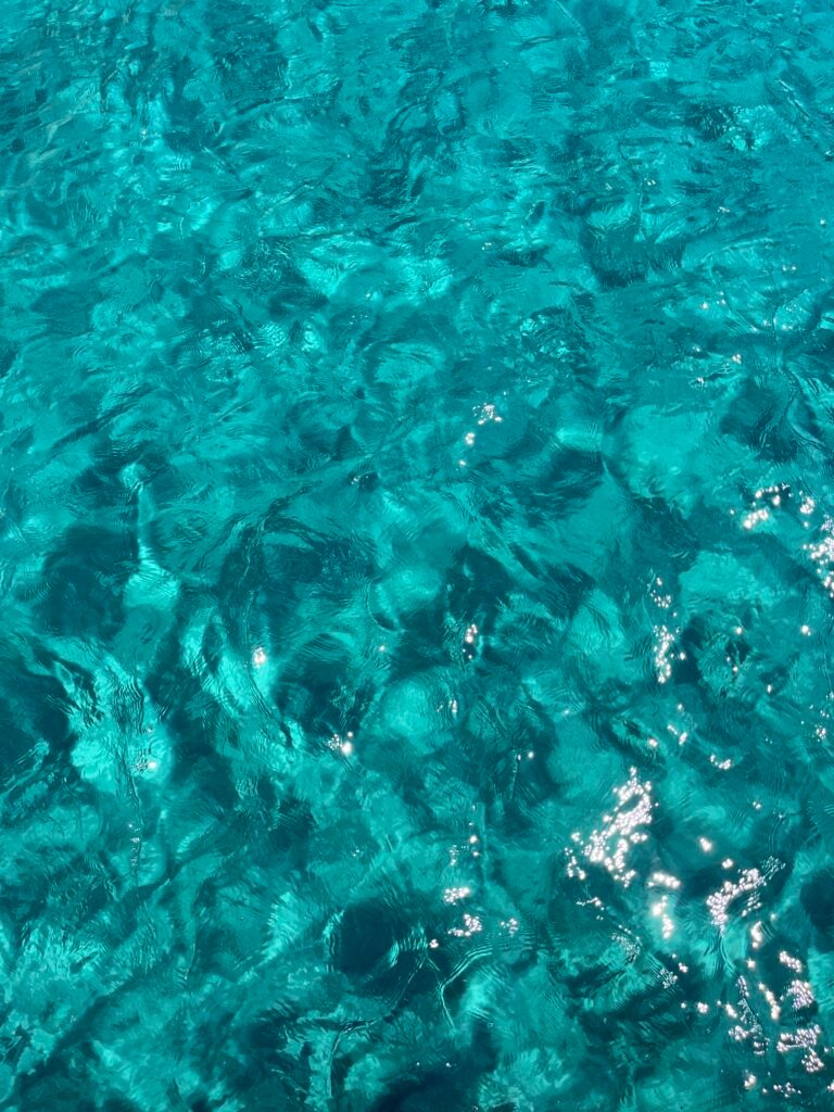 mare. vista da gita in barca a vela kleftiko, milos