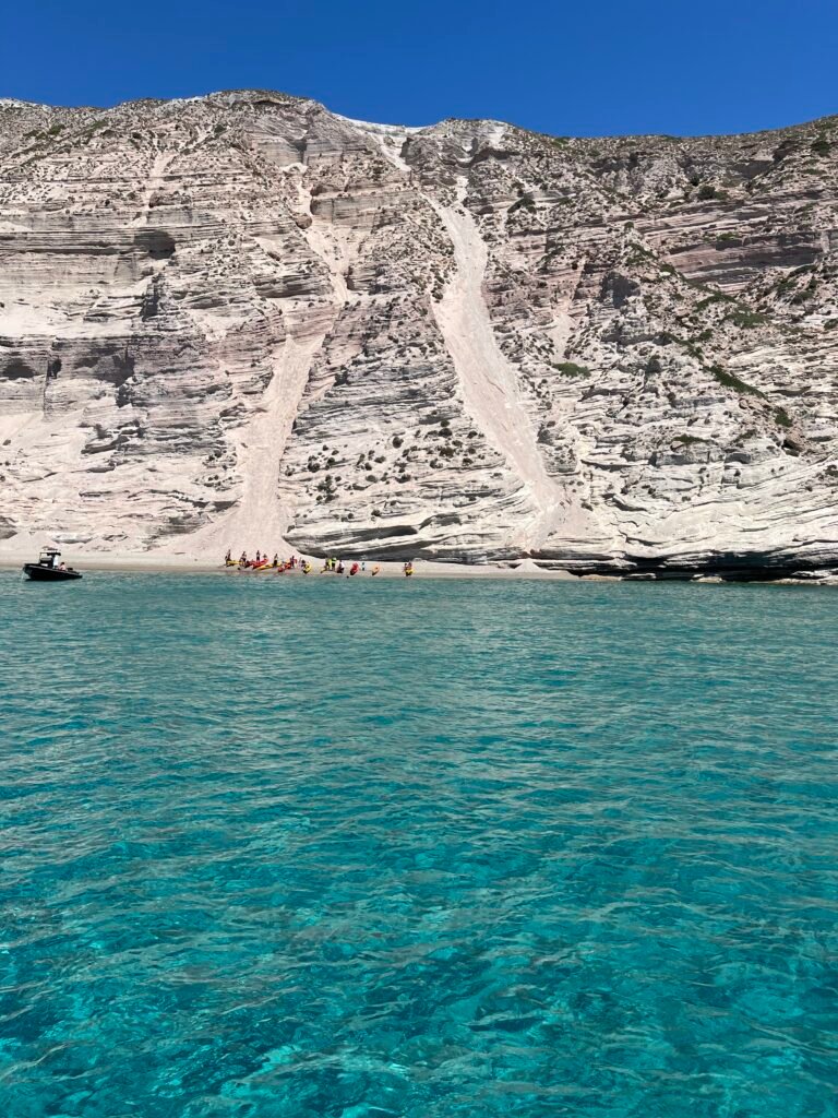 rocce bianche e mare. vista da gita in barca a vela kleftiko, milos