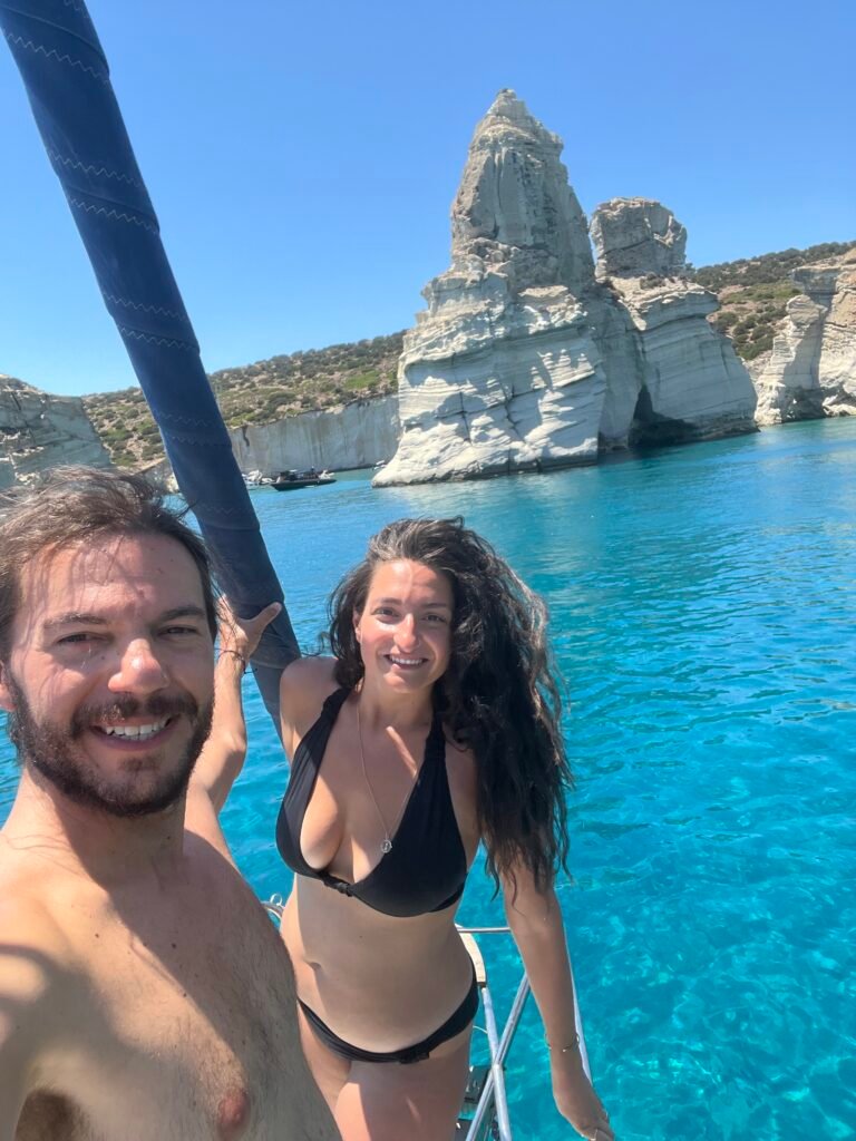 uomo e donna in gita in barca a vela kleftiko,  roccia cammello, milos