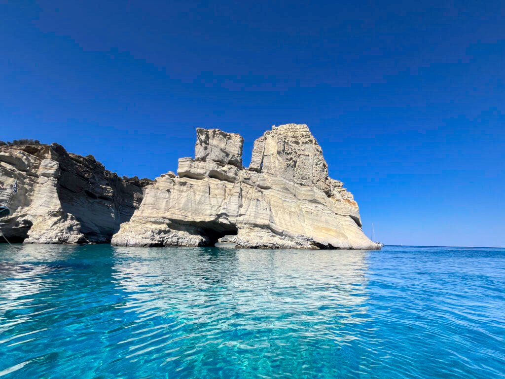 roccia cammello, in gita in barca a vela kleftiko, milos