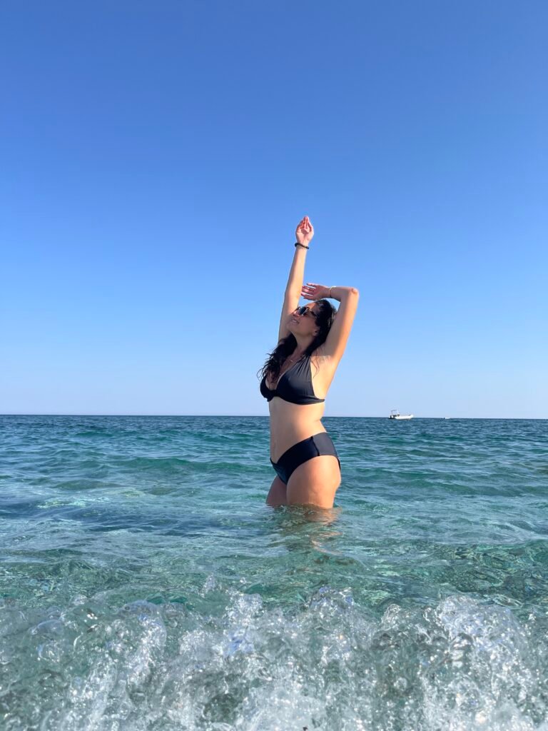 donna nel mare della Spiaggia di Agia Kiriaki, milos