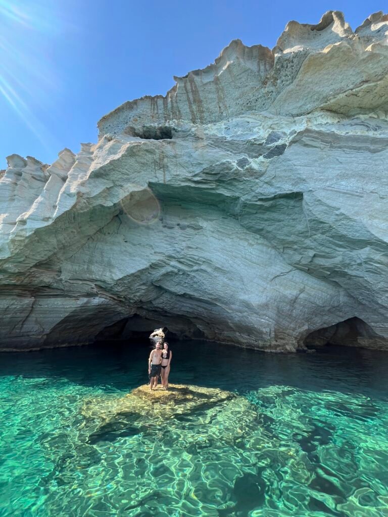 uomo e donna in gita in barca a vela kleftiko, milos