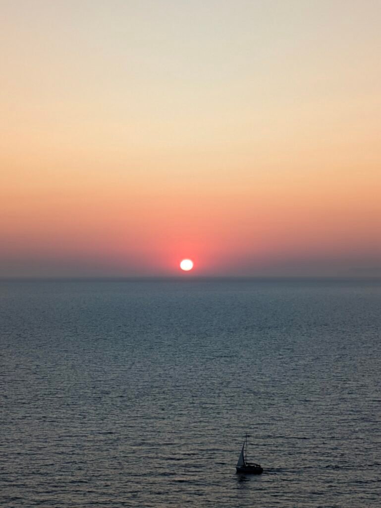 tramonto al faro di akrotiri santorini