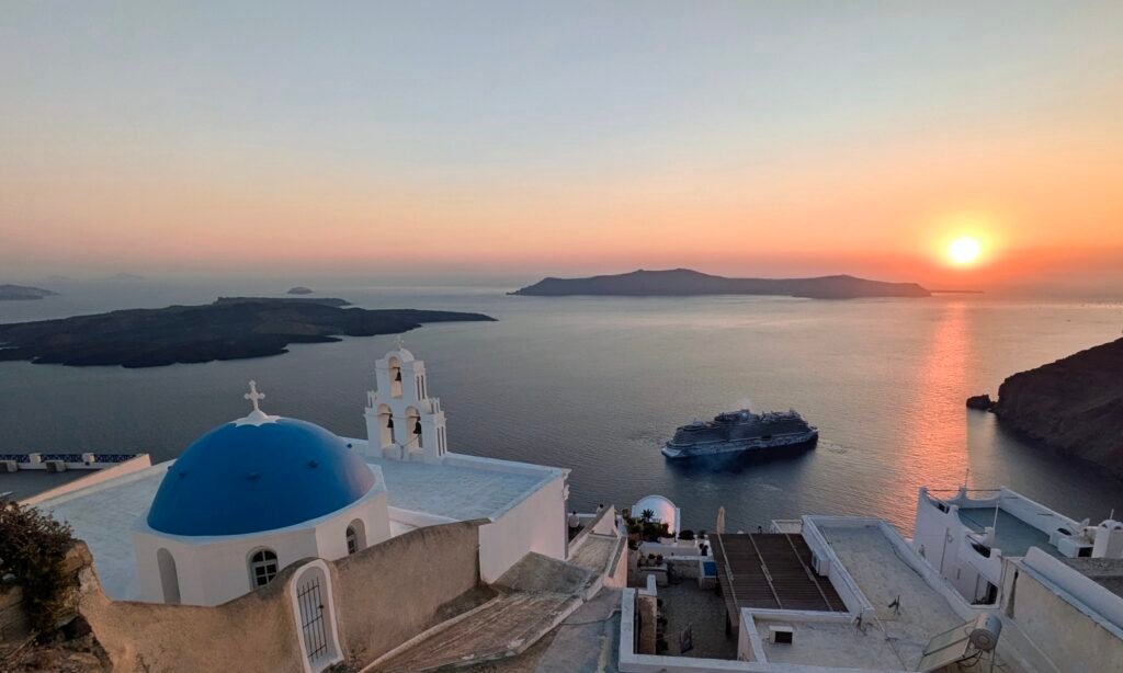 tramonto alle tre campane di fira, santorini