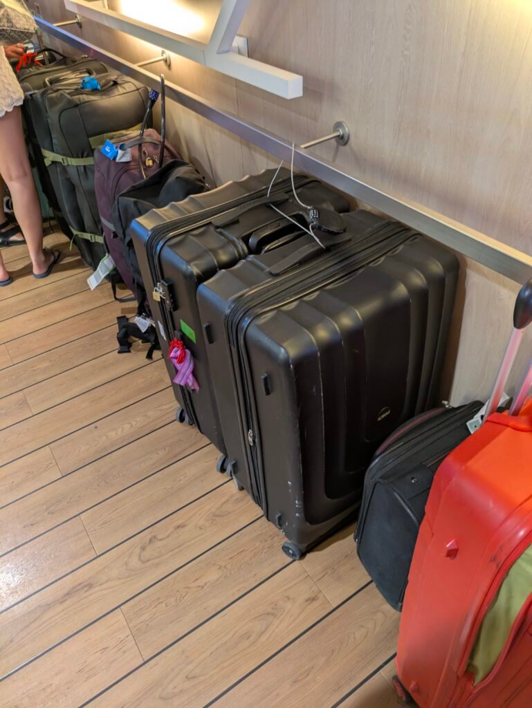 bagagli legati nella nave seajet da santorini a milos