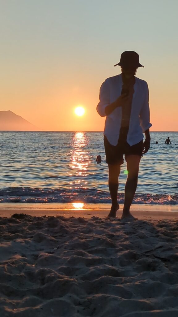 uomo al tramonto e mare Spiaggia di Plathiena milos