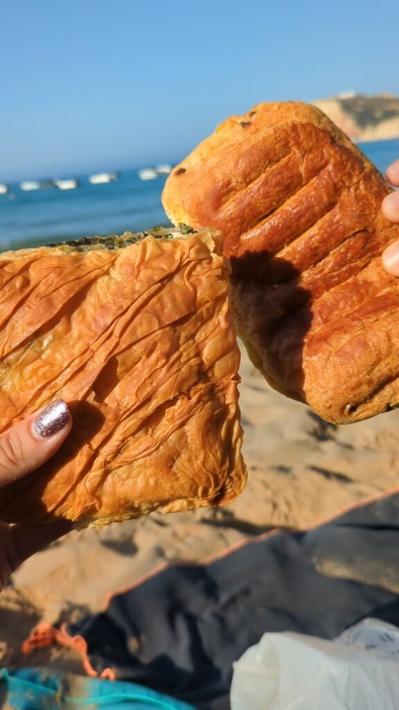 cibo, spanakopita e pain au chocolate santorini e milos