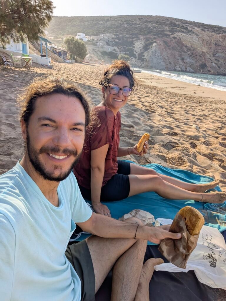 uomo e donna che mangiano nella Spiaggia di Provatas, milos