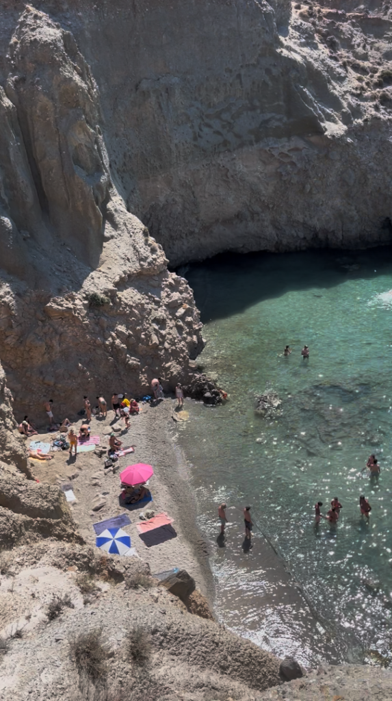 Spiaggia di Tsigrado vista dall'alto, milos