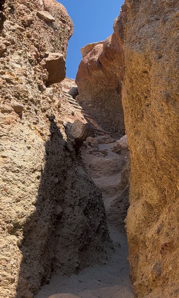 scaletta per arrivare alla Spiaggia di Tsigrado, milos
