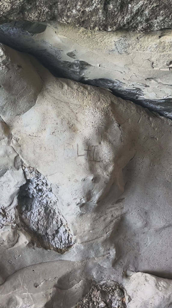 incisione nella roccia, kleftiko, milos