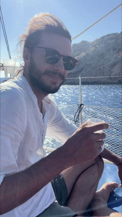 uomo che brinda in gita in barca a vela kleftiko, milos