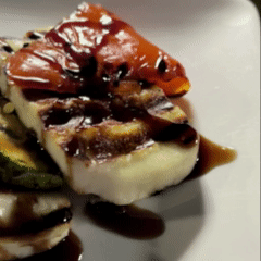 cena con moussaka, halloumi, polipo grigliato, mare e brindisi