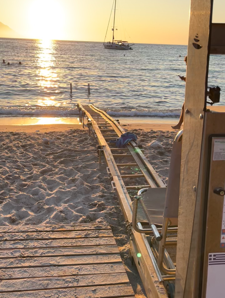 ingresso per persone con la carrozzina, Spiaggia di Plathiena milos